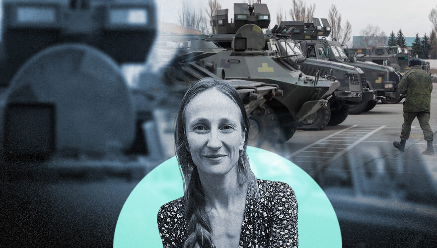 La imagen muestra a la autora de la columna frente a una imagen de lapidación en Ucrania