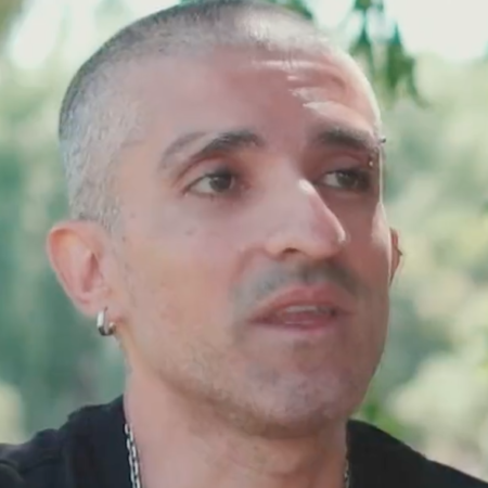 Cano y con cejas definidas