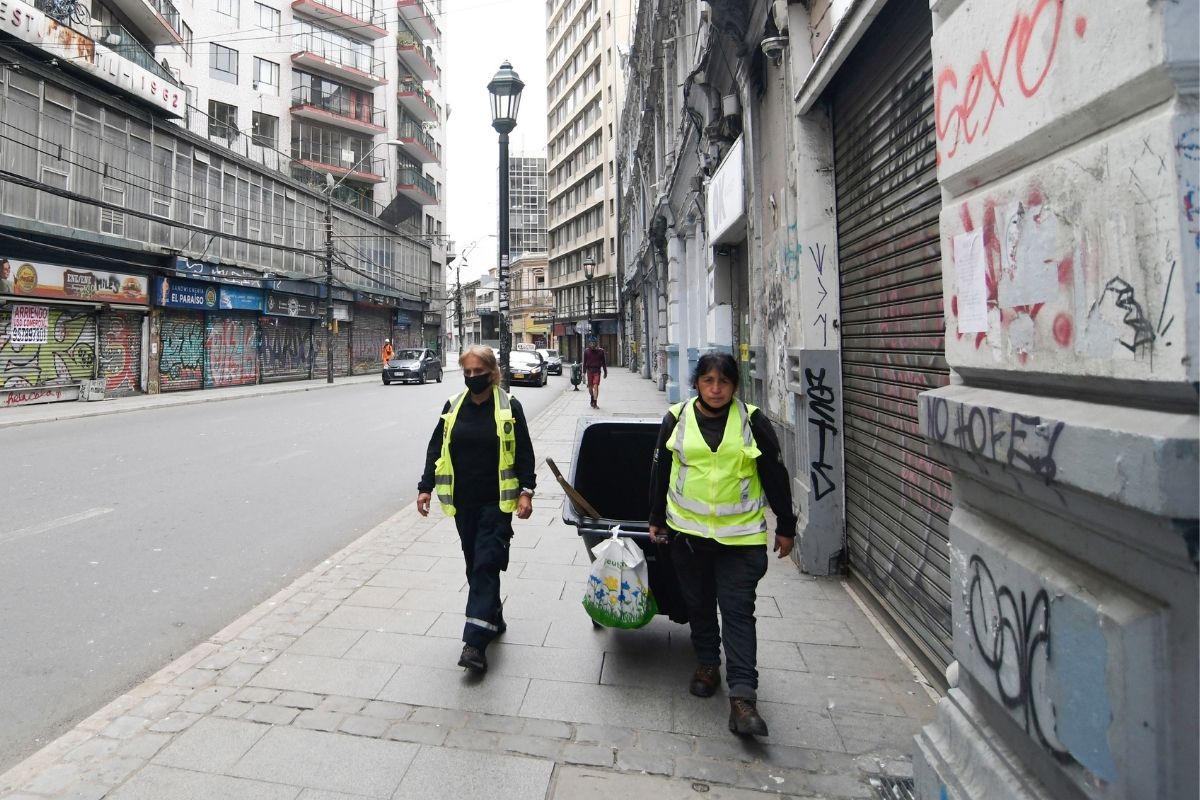 Dos trabajadoras municipales de la sección de aseo y ornato de la Municipalidad de Valparaíso recorren las calles de la comuna mientras hacen aseo.