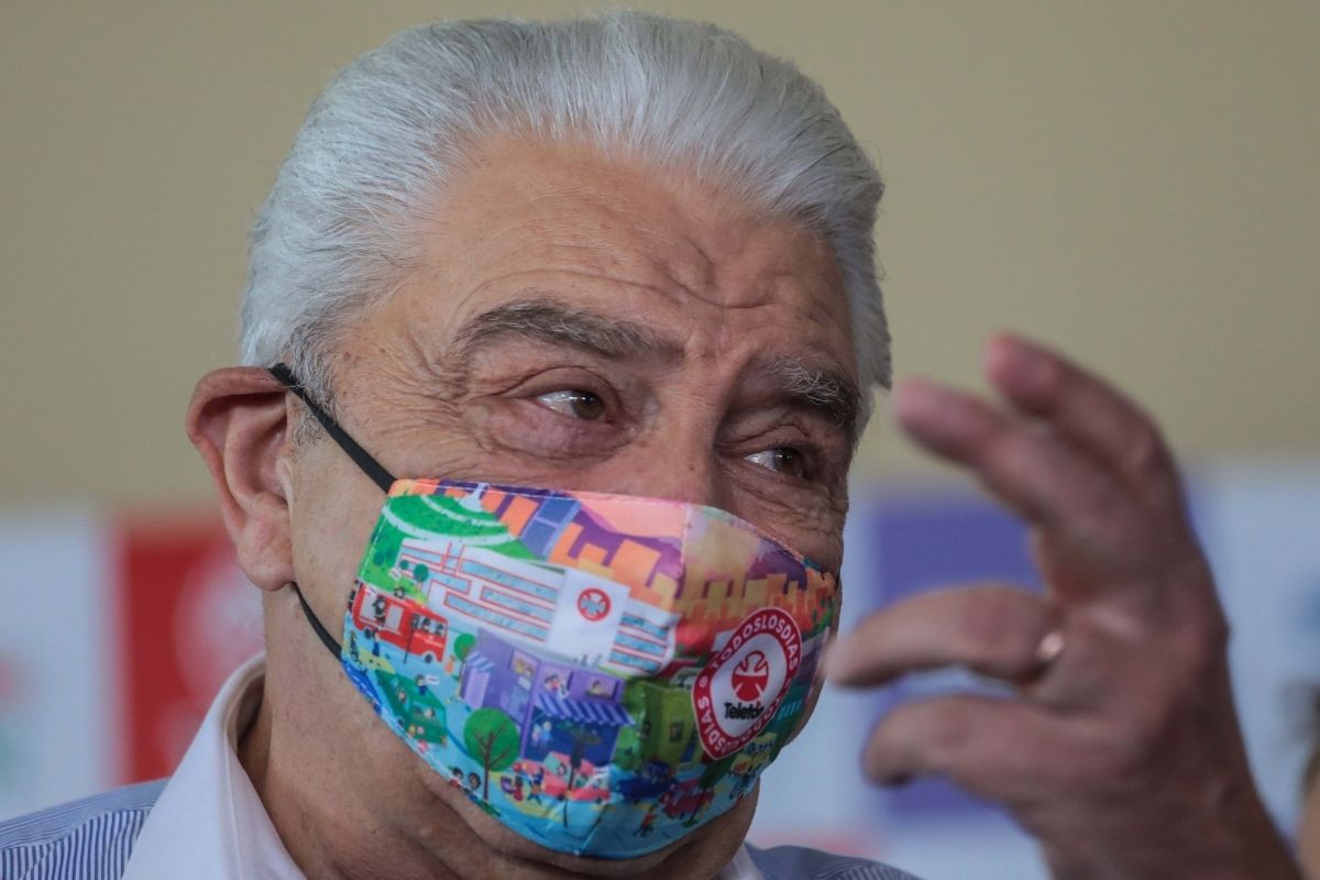 La imagen muestra a Don Francisco en primer plano