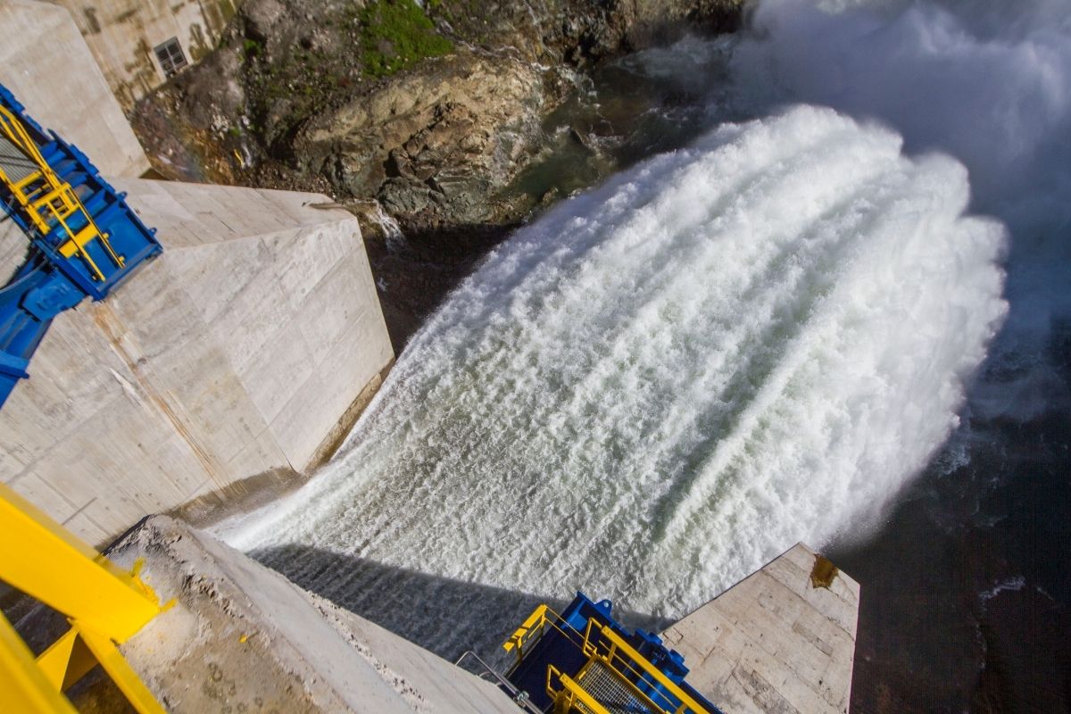 Su muestra la cascada de la Central Hidroeléctrica Angostura, movimiento por el cual se mueven las turbinas y se genera electricidad.
