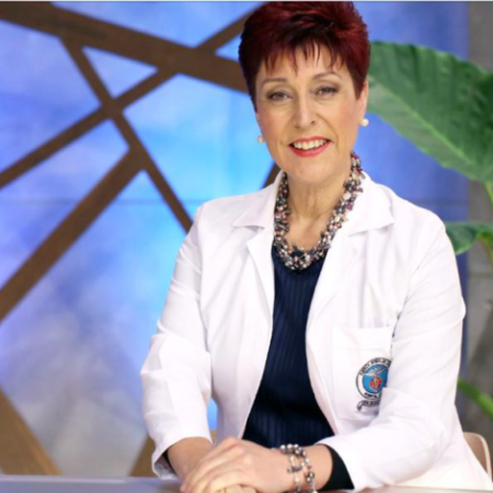Carolina Herrera habla con The Clinic sobre la pandemia.|La imagen muestra a la doctora Carolina Herrera sonriendo.
