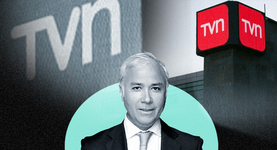 La imagen muestra a Neftali Carabantes frente a la entrada de TVN