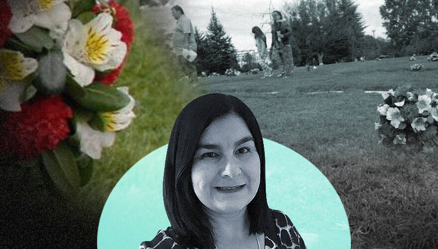 La imagen muestra a Verónica Sánchez frente a un cementerio lleno de flores
