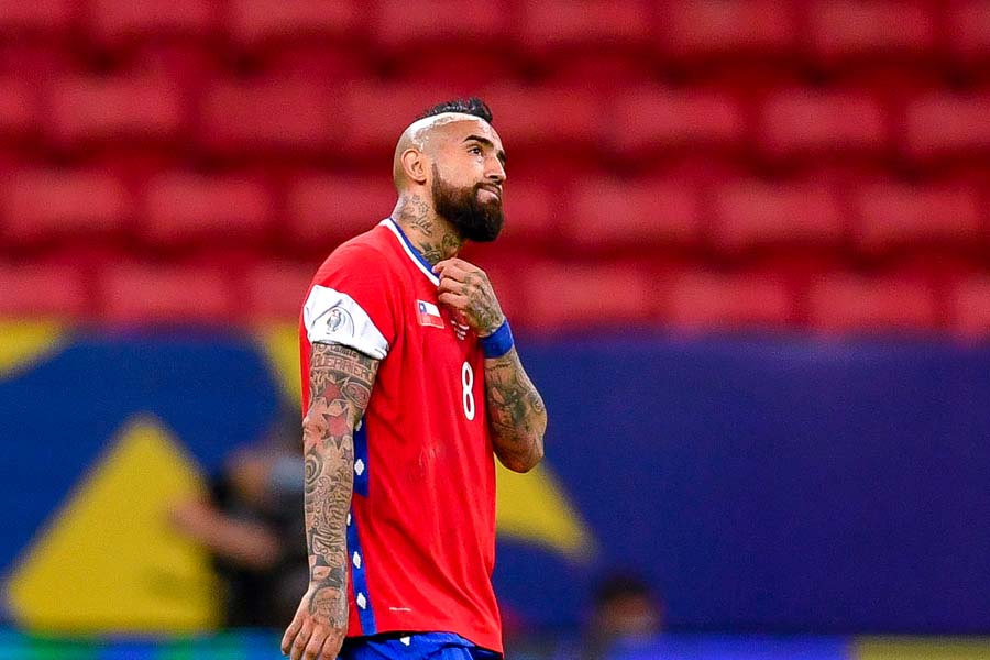 Vidal reluce sus copas durante pelea en Instagram con hinchas italianos