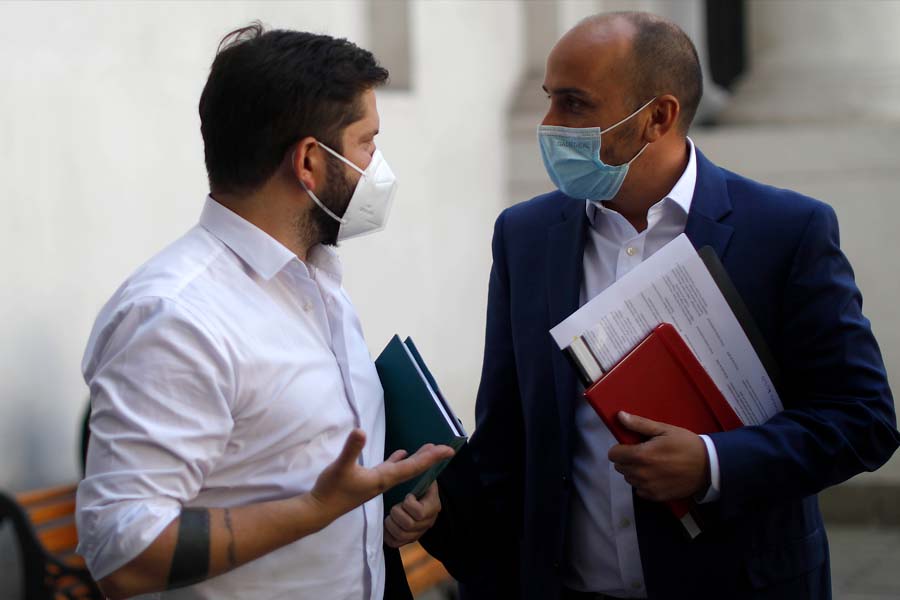 VIDEO. El curioso "sapeo" de Boric en punto de prensa de Andrés Longton