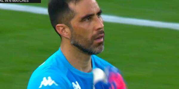 VIDEO. El desafortunado gol que Claudio Bravo recibió en Europa League