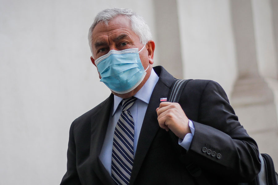 Enrique Paris se lanza en picada sobre ministros del Colmed de Boric