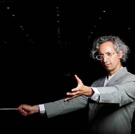 La imagen muestra a Sebastián Errázuriz frente a una orquesta|||