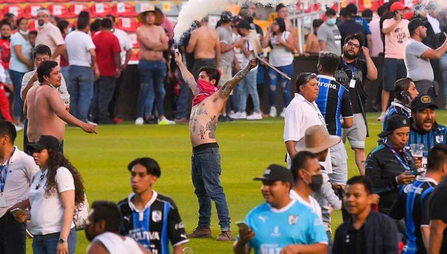 Batalla campal entre hinchas en la Liga MX acaba con decenas de heridos