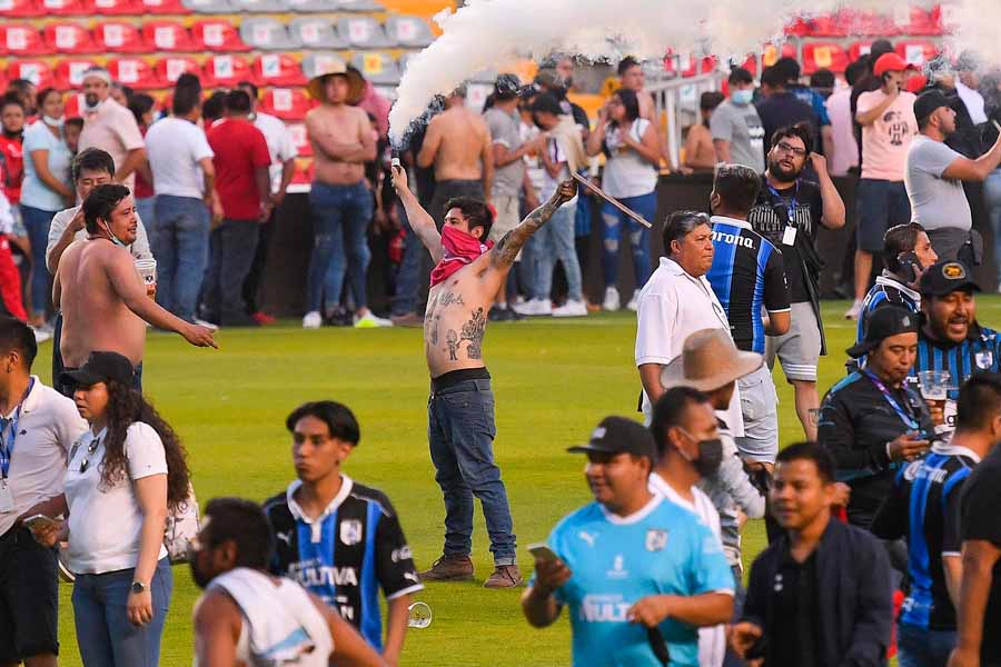 Batalla campal entre hinchas en la Liga MX acaba con decenas de heridos