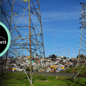 La imagen muestra un plano de torres de alta tensión en el sur de Chile