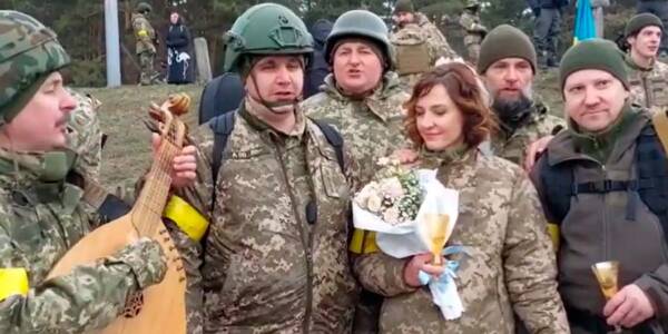 Pareja ucraniana de soldados se casa en frente militar de Kiev