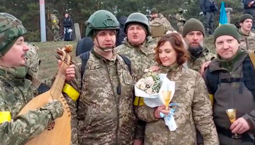 Pareja ucraniana de soldados se casa en frente militar de Kiev