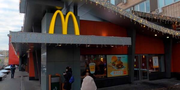 McDonald's suspende sus operaciones en Rusia y cierra 850 locales