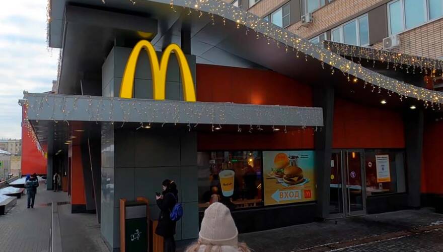 McDonald's suspende sus operaciones en Rusia y cierra 850 locales