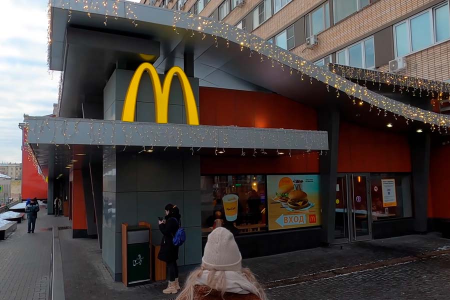 McDonald's suspende sus operaciones en Rusia y cierra 850 locales