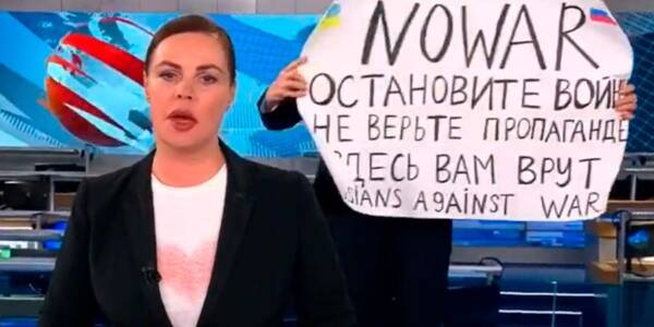 VIDEO. El momento en que una mujer interrumpe un noticiero en Rusia