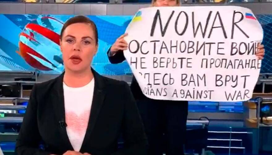 VIDEO. El momento en que una mujer interrumpe un noticiero en Rusia