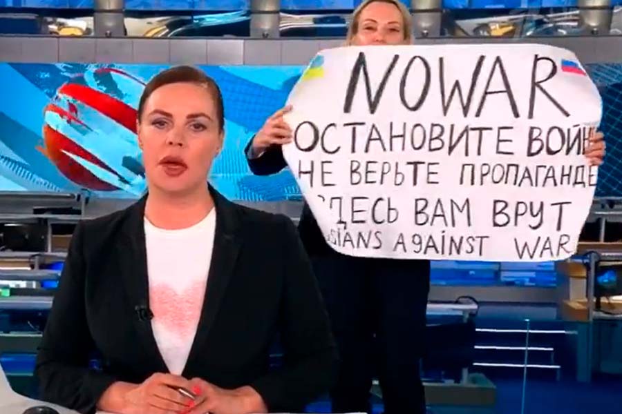VIDEO. El momento en que una mujer interrumpe un noticiero en Rusia