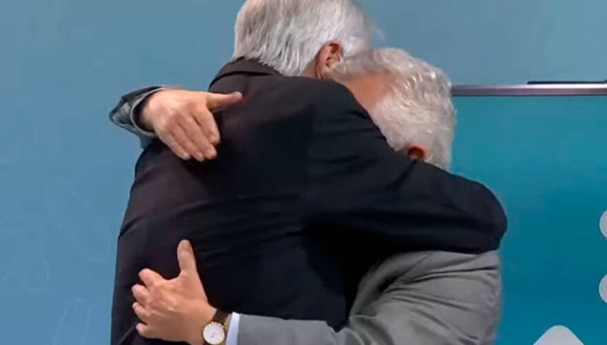 El abrazo de Piñera con Paris en el último balance de la pandemia