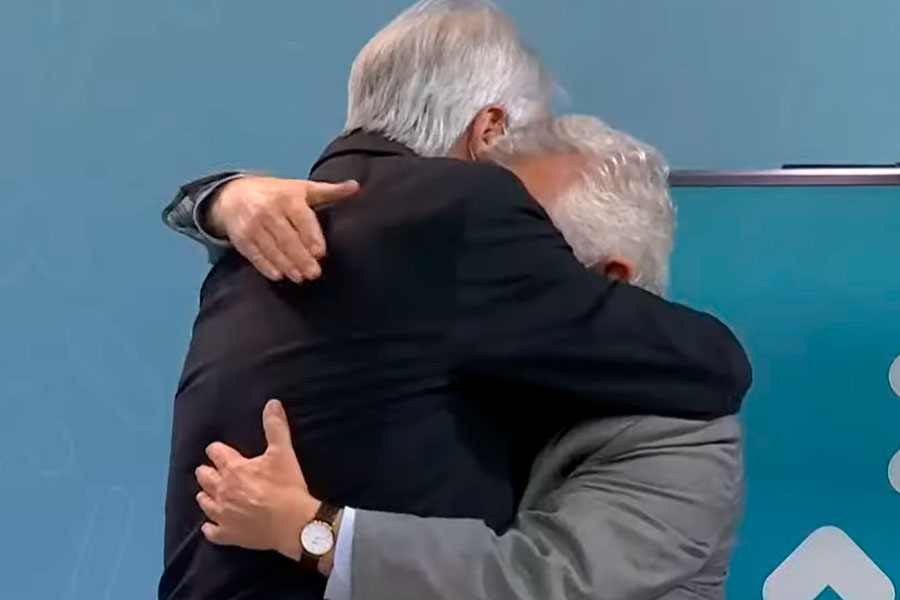 El abrazo de Piñera con Paris en el último balance de la pandemia