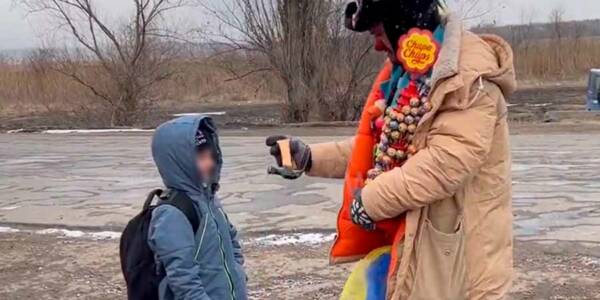 VIDEO El registro de cómo payasos animan a niños abandonando Ucrania