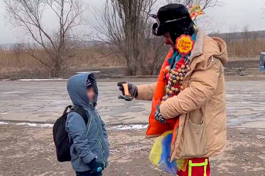VIDEO El registro de cómo payasos animan a niños abandonando Ucrania