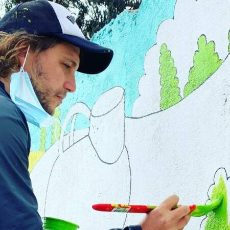 La imagen muestra a Payo pintando|
