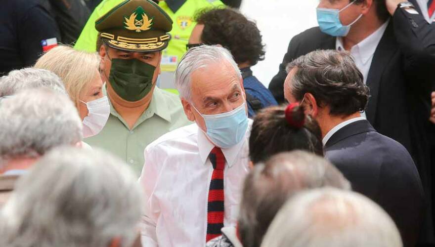 FOTOS. Mujer le lanzó agua a Piñera en plena ceremonia oficial