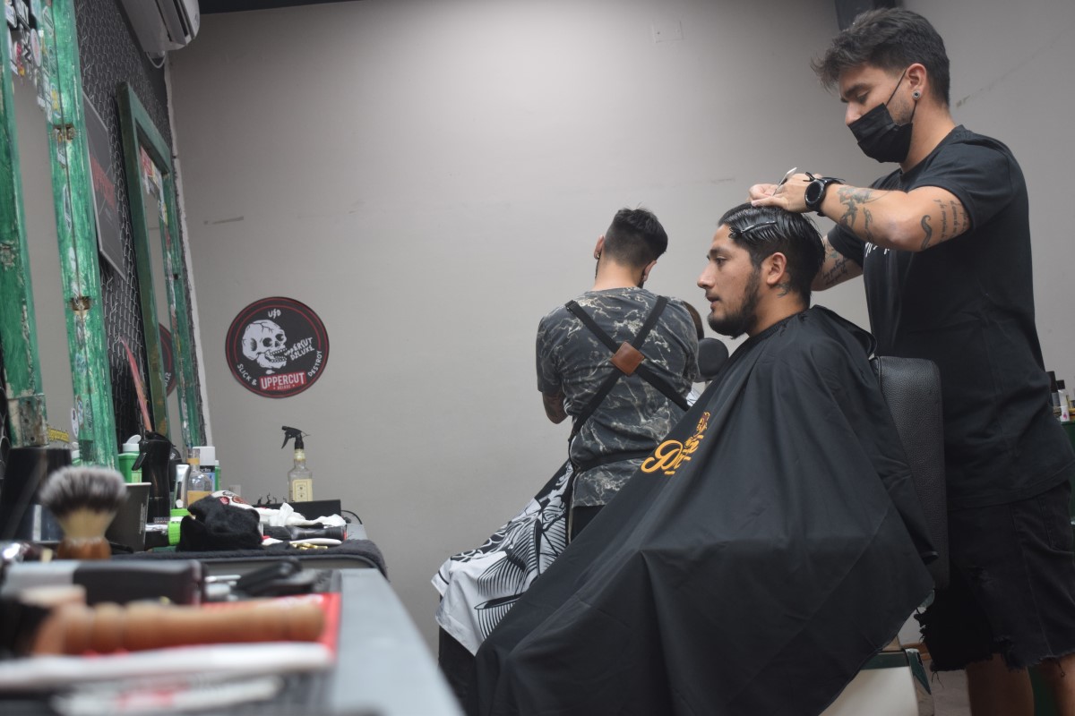 Cortarle el pelo al Presidente: La historia de Carlos Figueroa, el barbero detrás del look de Boric