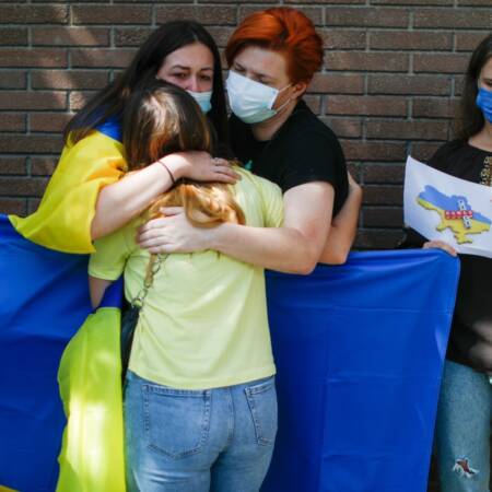 Imagen tomada a las afueras de la Embajada rusa en Vitacura el 24 de febrero. Crédito: Agencia Uno.