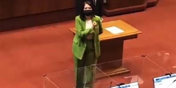 VIDEO: Diputada Veloso realizó saludo de Shingeki no Kyojin en la Cámara