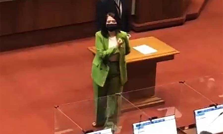 VIDEO: Diputada Veloso realizó saludo de Shingeki no Kyojin en la Cámara