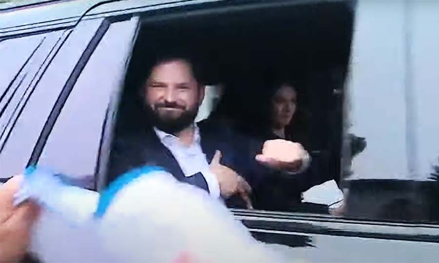 VIDEO: Las reacciones al gesto que hizo Boric al ver una camiseta de la UC|