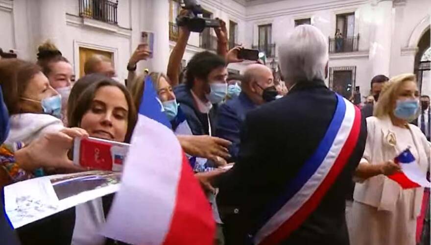 "La última decepcionada": captan la frustración de una mujer que se quedó sin selfie con Piñera