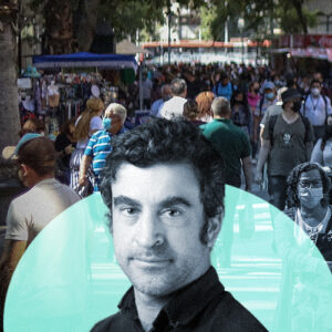 La imagen muestra a Raimundo Frei frente a las calles de Santiago