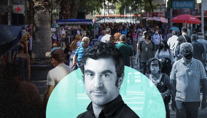 La imagen muestra a Raimundo Frei frente a las calles de Santiago