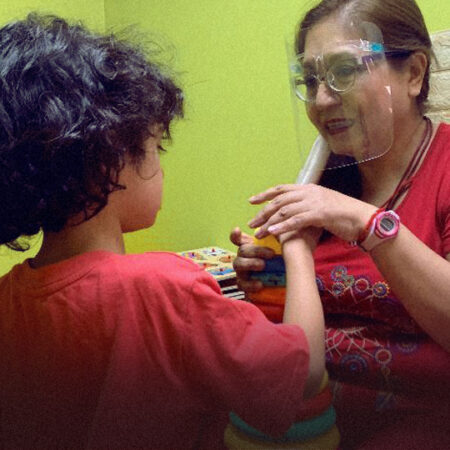 La imagen muestra a Maritza Bustos en una terapia