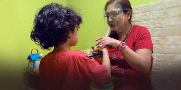 La imagen muestra a Maritza Bustos en una terapia