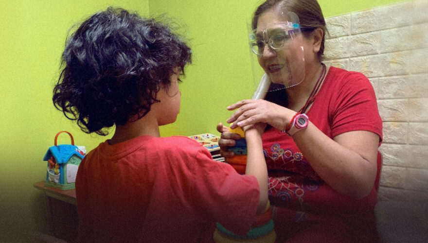 La imagen muestra a Maritza Bustos en una terapia
