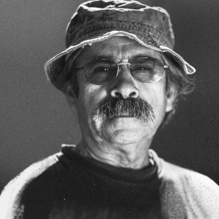 La imagen muestra a Mono González
