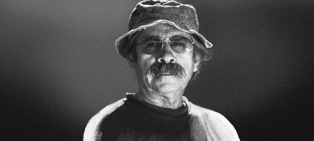 La imagen muestra a Mono González