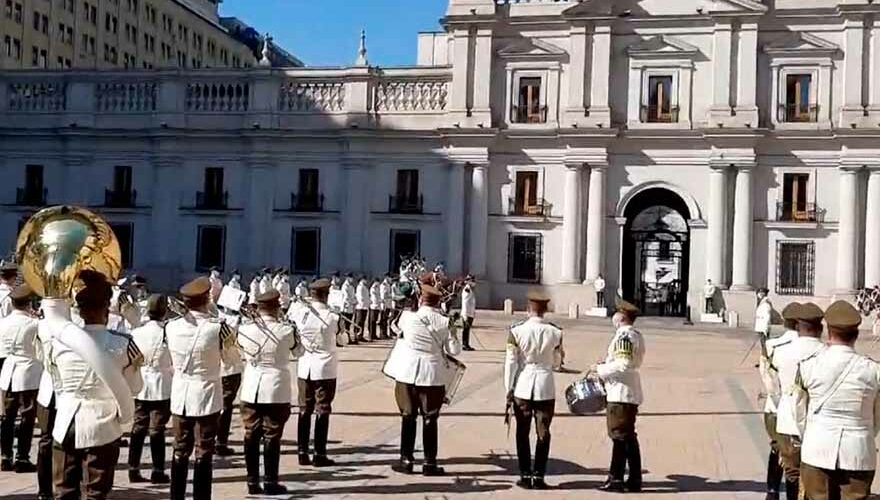 VIDEO. Viralizan a Carabineros interpretando YMCA en La Moneda