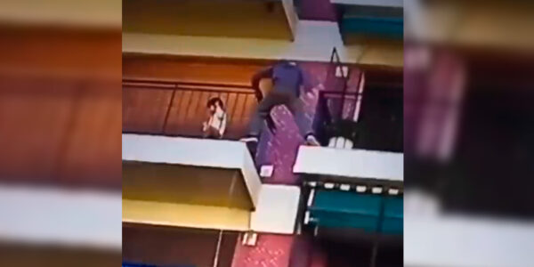 Hombre rescata a un niño de caer de un edificio saltando desde un balcón