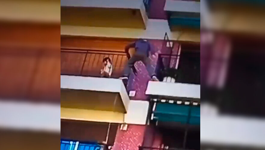 Hombre rescata a un niño de caer de un edificio saltando desde un balcón