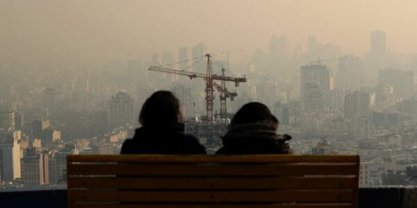 Gente mira el horizonte a través del aire contaminado, en la zona montañosa de Velenjak, en Teherán, Irán.