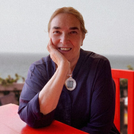 La imagen muestra a Elizabeth Subercaseaux sonriendo
