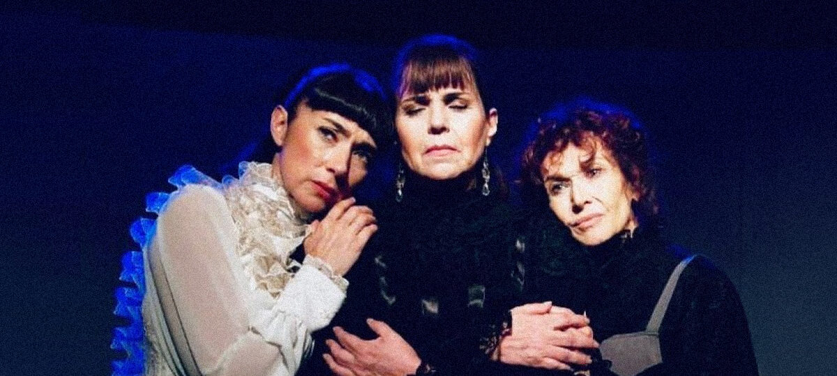 La imagen muestra a las tres actrices de Moscú abrazadas
