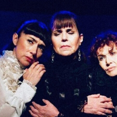 La imagen muestra a las tres actrices de Moscú abrazadas